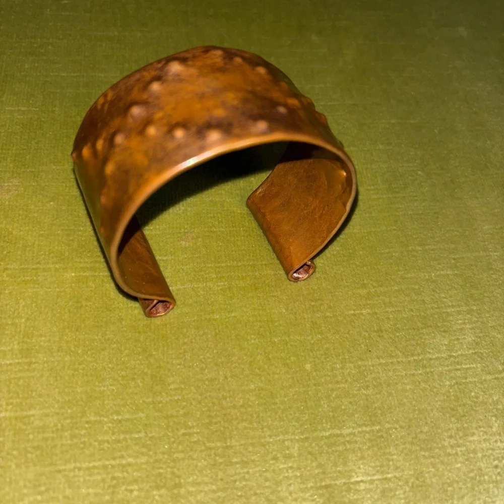 Vtg Handcrafted Pounded Dimpled Solid Copper 1.30" Wide Cuff Bracelet Size OS - Picture 4 of 7